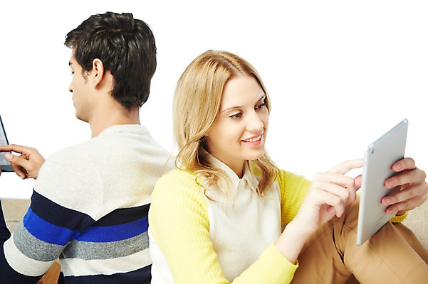 포토 JPG 스튜디오촬영 서양인 외국인 백인 해외기획촬영 라이프스타일 커플 응시 2012년태국 여자 남자 휴식 실내 스마트라이프 미소 웃음 들기 누끼 사람 앉기 상반신 20대 성인 취미 두명 라이프 옆모습 태블릿 등맞대기 웹서핑 청년만 성인만 국내포토 시선 뷰포인트 컨셉 관계 모션 표정 인종 청년 내부 생활 전자제품 스마트기기 파일형식