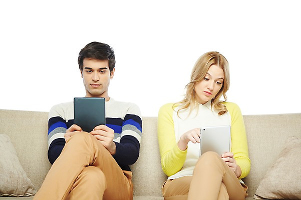 포토 JPG 스튜디오촬영 서양인 외국인 백인 해외기획촬영 라이프스타일 커플 응시 2012년태국 여자 남자 쿠션 휴식 실내 스마트라이프 들기 누끼 사람 앉기 20대 성인 취미 두명 라이프 앞모습 소파 태블릿 다리꼬기 웹서핑 청년만 성인만 국내포토 시선 뷰포인트 컨셉 의자 관계 모션 인종 청년 내부 생활 전자제품 스마트기기 파일형식