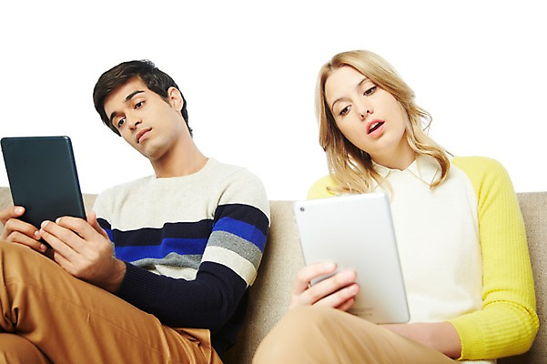 포토 JPG 스튜디오촬영 서양인 외국인 백인 해외기획촬영 라이프스타일 커플 응시 2012년태국 여자 남자 휴식 실내 스마트라이프 들기 누끼 사람 앉기 20대 성인 취미 두명 라이프 앞모습 소파 태블릿 웹서핑 청년만 성인만 국내포토 시선 뷰포인트 컨셉 의자 관계 모션 인종 청년 내부 생활 전자제품 스마트기기 파일형식