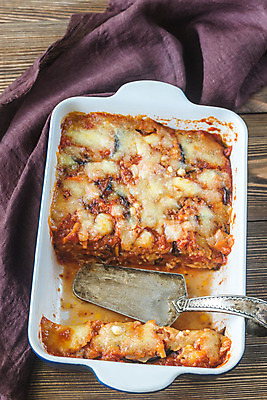 포토 JPG 해외이미지 전통 접시 음식 백그라운드 토마토 채소 부분 탁자 가지 치즈 쟁반 요리 사람없음 목재 주방 식당 보라색 식사 저녁식사 이탈리아 신선 고명 정상 자르기 굽기 지중해 점심식사 모짜렐라치즈 채식주의자 해외202004 해외포토 나무 식기 유럽 바다 컬러 가구 재료 모션 유제품 상점 구이 채식 파일형식 이미지허브