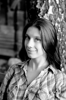 포토 JPG 해외이미지 나무 백인 1 여자 셔츠 한명 사람 야외 머리 검은색 흰색 질감 자작나무 해외202004 해외포토 서양인 식물 컬러 상의 신체부위 파일형식 이미지허브