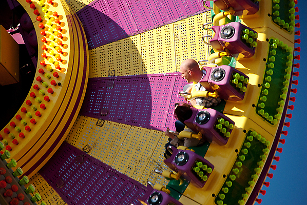 포토 JPG 해외이미지 주간 여자 남자 행복 휴식 상반신 성인 야외 두명 맑음 놀이공원 놀이기구 주말 대머리 성인만 해외202004 해외포토 자연요소 헤어스타일 감정 컨셉 날씨 사람 테마파크 파일형식 이미지허브