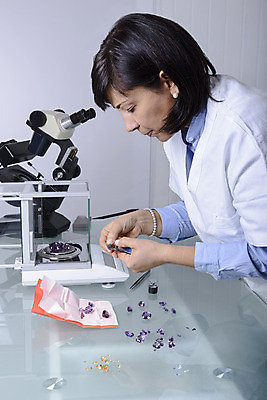 포토 JPG 해외이미지 과학 한명 도구 보석 분석 합성 다이아몬드 루비 사파이어 해외202004 해외포토 1 컨셉 사람 광석 파일형식 이미지허브