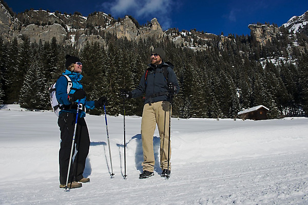 포토 JPG 해외이미지 주간 전신 라이프스타일 커플 여자 남자 겨울 배낭 산 서기 사람 성인 야외 두명 옆모습 여행객 걷기 등산 트래킹 하이킹 잡기 등산용품 등산스틱 하이커 눈내림 성인만 설산 해외202004 해외포토 자연요소 계절 뷰포인트 여행 가방 관계 모션 레저 눈_날씨 생활 레포츠용품 파일형식 이미지허브