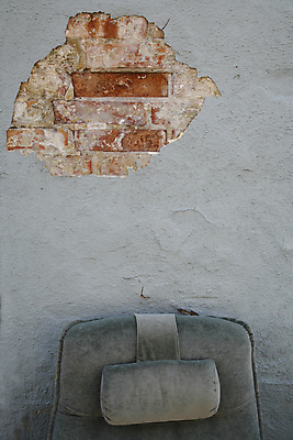 포토 JPG 해외이미지 벽 가구 의자 추상 휴식 사람없음 세로 회색 구멍 유머 싸움 안락의자 그런지 썩음 해외202004 해외포토 감정 컬러 생활용품 컨셉 무늬 모션 파일형식 이미지허브