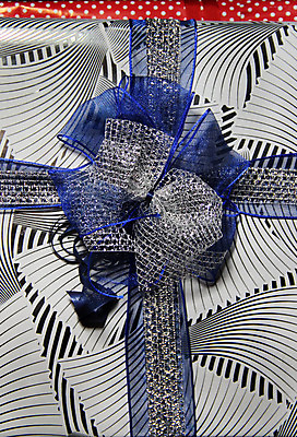 포토 JPG 해외이미지 리본 종이 백그라운드 크리스마스 패턴 포장 휴가 흑백 발렌타인데이 선물 이벤트 사람없음 장식 빛 쇼핑 상자 상점 검은색 축제 놀람 덮개 흰색 축하 그물 생일 고급 은색 묘사 오브젝트 활 패키지 엘리먼트 포장소품 해외202004 해외포토 기념일 감정 컬러 컨셉 무늬 데이이벤트 촬영기법 표정 뚜껑 포장재료 파일형식 이미지허브