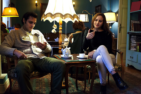 포토 JPG 해외이미지 라이프스타일 커플 응시 컨셉 인터넷 모바일 세포 실내 사람 두명 스마트폰 핸드폰 알약 방 온라인 중독 소셜 주목 중독자 해외202004 해외포토 시선 관계 내부 생활 전자제품 스마트기기 약 파일형식 이미지허브