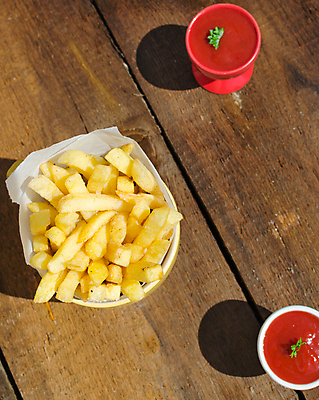 포토 JPG 해외이미지 접시 음식 백그라운드 채소 감자 패스트푸드 육류 요리 사람없음 식당 식사 저녁식사 치킨 튀김 흰색 신선 바 뜨거움 맛 그릴 케첩 굽기 먹기 속도 매움 칼로리 프랑스어 점심식사 드럼스틱 짠맛 해로움 해외202004 해외포토 문자 식기 컬러 컨셉 식재료 모션 주방용품 상점 소스_음식 인스턴트 구이 닭고기요리 파일형식 이미지허브