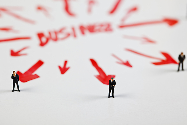 포토 JPG 해외이미지 영어 화살표 실내 타이포그라피 사람없음 아웃포커스 금융 비즈니스맨 고민 흰배경 금융비즈니스 인물미니어처 해외202004 해외포토 문자 남자 감정 백그라운드 비즈니스 촬영기법 내부 경제 미니어처 흰색 직장인 파일형식 이미지허브