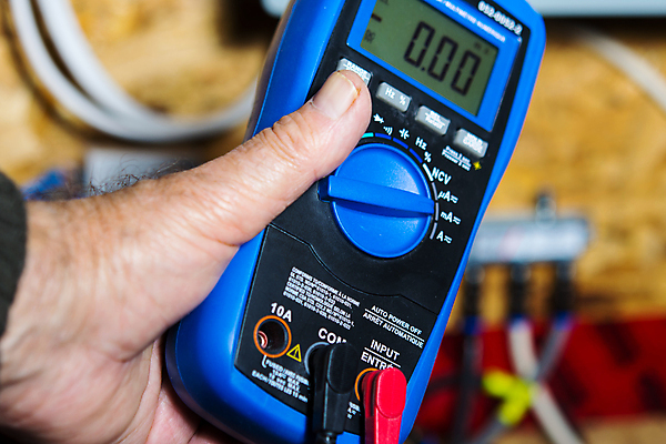 포토 JPG 해외이미지 산업 백그라운드 사람없음 빨간색 전자제품 디지털 힘 장비 기구 공구 업무 측정 전자 공학 고립 베터리 전압 캐셔 해외202004 해외포토 직업 교육 컬러 도구 작업 파일형식 이미지허브