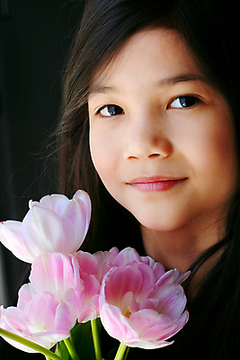 포토 JPG 해외이미지 꽃 행복 어린이 분홍색 꽃무늬 태국 한명 동양인 평화 튤립 잡기 자신감 우아함 달콤 다인종 다민족 배려 혼혈 해외202004 해외포토 식물 1 감정 아시아 컬러 컨셉 무늬 모션 사람 인종 맛 다문화 파일형식 이미지허브