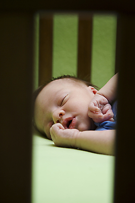 포토 JPG 해외이미지 아들 어린이 휴식 새로움 실내 한명 사람 놀이방 침대 표현 아기 잠 닫기 묘사 해외202004 해외포토 1 가구 컨셉 가족 모션 내부 파일형식 이미지허브