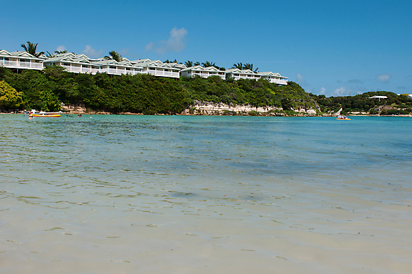 포토 JPG 해외이미지 모래 바다 섬 여행 건축양식 자연 하늘 호텔 휴가 휴식 주택 풍경 사람없음 야외 초록색 물 여름 파란색 평화 맑음 침묵 고요 일몰 꿈 발코니 흰색 만 고급 탈출 휴양지 이국적 파라다이스 해외202004 해외포토 자연요소 계절 건축 컬러 컨셉 숙소 날씨 건물 노을 소리 장소 생태계 파일형식 이미지허브