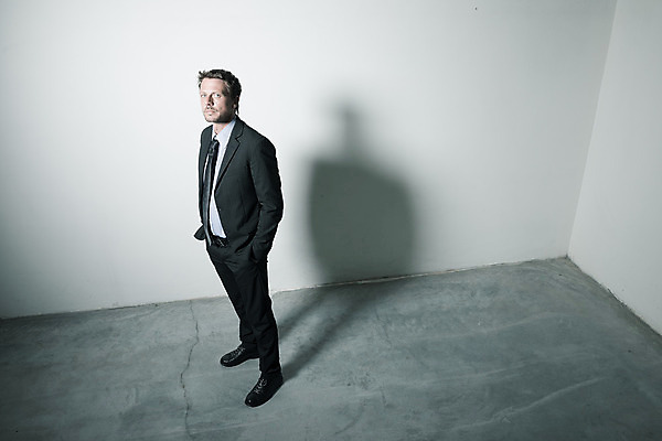 포토 JPG 해외이미지 응시 남자 한명 서기 힘 비즈니스맨 자신감 우아함 고독 대표 경영자 개성 콘크리트 혼자 해외202004 해외포토 1 시선 감정 컨셉 비즈니스 모션 사람 직장인 리더 파일형식 이미지허브