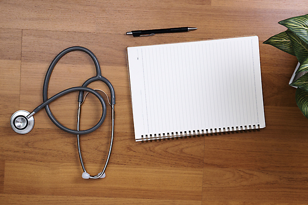 포토 JPG 해외이미지 학생 디자인 안경 백그라운드 컨셉 일러스트 청진기 탁자 프레임 건강 병원 사람없음 치료 약 펜 우주 공백 장비 시험 의사 흰색 기구 도구 작업실 질병 정상 책상 처방 영수증 고립 돌봄 테마 살균 해외202004 해외포토 잡화 교육 컬러 가구 의학 의료기기 모션 금융 필기구 의료진 파일형식 이미지허브