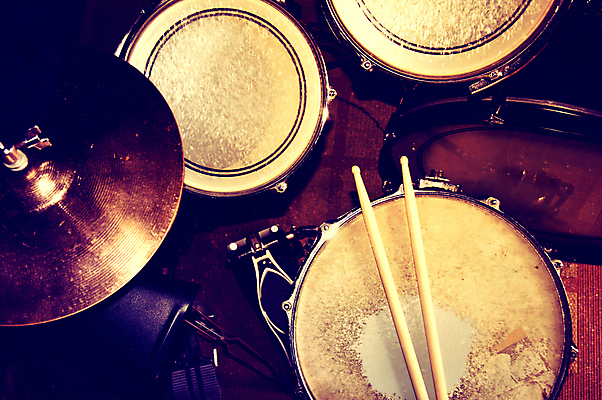 포토 JPG 해외이미지 직업 접시 디자인 음악 놀이 타악기 사람없음 파란색 빛 세트 금속 어둠 힘 소리 콘서트 장비 수확 흰색 기구 악단 떨어짐 은색 묘사 오브젝트 속도 복고 드럼 롤 드러머 드럼스틱 리듬 뮤지컬 베이스 소셜네트워크 해외202004 해외포토 식기 악기 컬러 컨셉 농업 재질 현악기 문화예술 공연 파일형식 이미지허브
