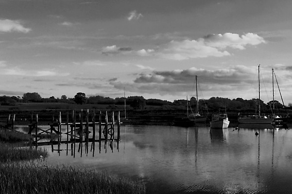 포토 JPG 해외이미지 나무 구름 라이프스타일 계절 호수 여행 자연 하늘 아침 낚시 휴가 휴식 주택 풍경 사람없음 야외 건물 목재 가로 초록색 물 여름 파란색 강 햇빛 태양 평화 일출 항구 침묵 일몰 시골 만 보트 저녁 숲 방파제 내추럴 옛날 수평선 해외202004 해외포토 주간 자연요소 식물 건축물 공공시설 컬러 컨셉 배_교통 재료 교통시설 레저 생활 노을 소리 야간 생태계 파일형식 이미지허브