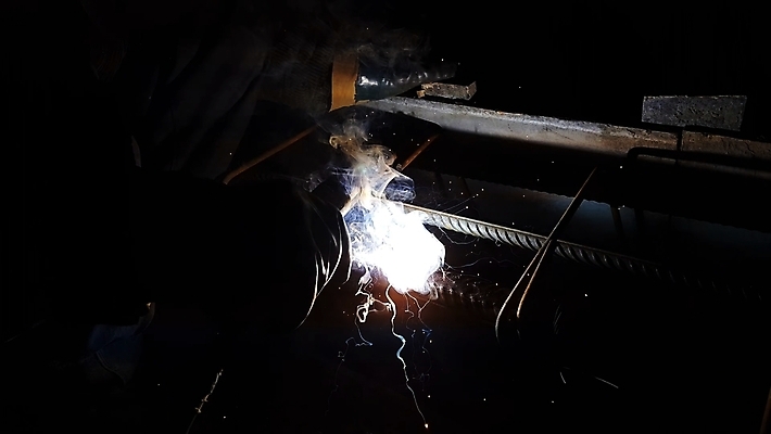 포토 JPG 해외이미지 직업 손 산업 포즈 장갑 공장 불꽃 노동자 골격 가면 사람없음 야외 빛 금속 도구 손전등 잡기 뜨거움 수술 붓기 수리 제조 보호 위험 땅 공학 국회 온실 용접 용접공 철강 해외202004 해외포토 잡화 교육 컨셉 공업 의학 모션 재질 불 조명 신체부위 치료 파일형식 이미지허브