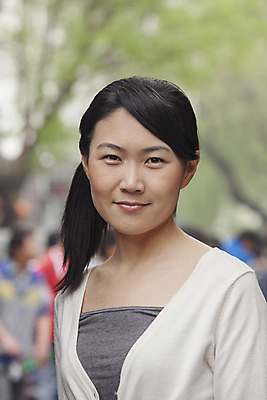 포토 JPG 해외이미지 긴머리 응시 여자 행복 한명 서기 미소 20대 야외 아웃포커스 캐주얼 세로 컬러풀 중국 베이징 해외202004 해외포토 1 헤어스타일 시선 옷 감정 아시아 컬러 모션 촬영기법 표정 사람 청년 파일형식 이미지허브