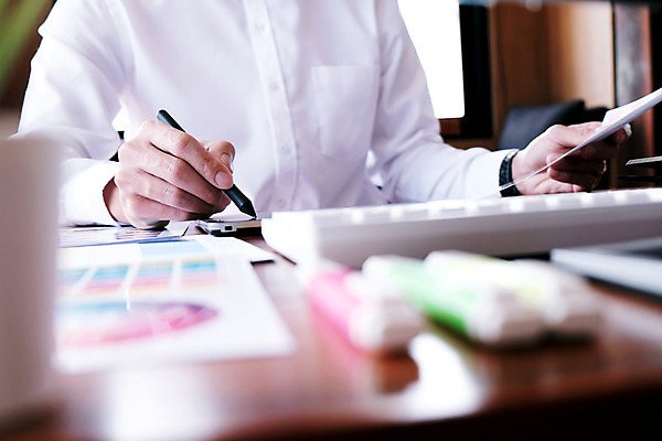 포토 JPG 해외이미지 직업 디자인 산업 생각 비즈니스 건축양식 상상 협력 주택 아이디어 직장 관리 창조 사람 성인 사람없음 그래픽 컴퓨터 컬러풀 사무실 견본 업무 그룹 선택 계획 건축가 디자이너 예술가 예시 프로젝트 효율 해외202004 해외포토 건축 컬러 컨셉 회사 건물 전자제품 작업 파일형식 이미지허브