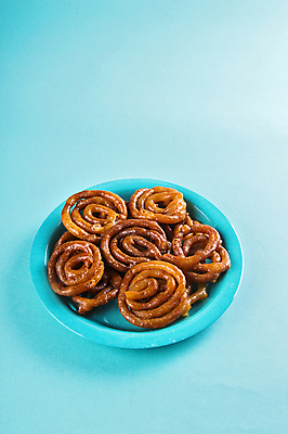 포토 JPG 해외이미지 전통 접시 백그라운드 디저트 따뜻함 건강 요리 사람없음 노란색 축제 튀김 흰색 달콤 맛 설탕 밀가루 레시피 칼로리 파키스탄 해외202004 해외포토 식기 아시아 음식 컬러 컨셉 가루 파일형식 이미지허브