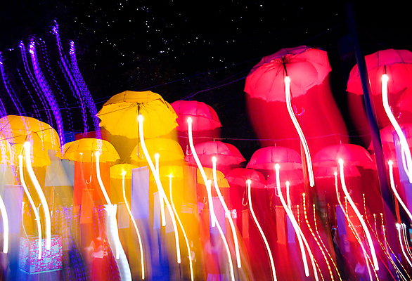 포토 JPG 해외이미지 디자인 선 무지개 크리스마스 우산 모션 추상 전등 조명 새해 사람없음 빛 컬러풀 어둠 축하 도시 야간 소프트포커스 속도 네온 튜브 빛망울 블러 주도 해외202004 해외포토 자연요소 기념일 컬러 컨셉 무늬 촬영기법 예절 파일형식 이미지허브