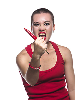 포토 JPG 해외이미지 백인 1 응시 여자 얼굴 음식 백그라운드 채소 고추 갈색머리 건강 한명 사람 성인 빨간색 머리 분노 흰색 뜨거움 입 먹기 향신료 슛 후추 고립 해외202004 해외포토 서양인 헤어스타일 시선 감정 컬러 모션 신체부위 향미료 파일형식 이미지허브