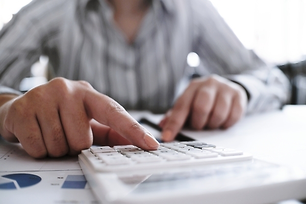 포토 JPG 해외이미지 직업 손 종이 컨셉 상의 비즈니스 관리 손잡이 사람 앉기 사람없음 금융 사무실 펜 놀람 계산기 업무 비즈니스맨 작업실 계산 책상 보고서 컨설턴트 경영자 서식 문서 파일 바쁨 폴더 비서 바인더 회계 계좌 방법 세금 예산 정중 회계사 해외202004 해외포토 옷 남자 감정 가구 모션 문구용품 표정 신체부위 경제 필기구 사무용품 장비 작업 직장인 전문직 상담 리더 파일형식 이미지허브