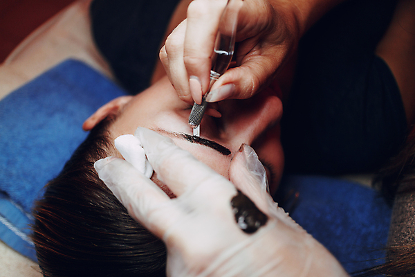 포토 JPG 해외이미지 손 여자 실내 한명 들기 근접촬영 상반신 성인 앞모습 신체부위 눕기 그리기 눈썹 시술 눈썹문신 성인여자한명만 해외202004 해외포토 1 얼굴 뷰포인트 모션 사람 내부 문신 여자한명만 성인여자만 파일형식 이미지허브