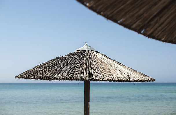포토 JPG 해외이미지 모래 바다 섬 여행 의자 우산 하늘 휴가 휴식 사람없음 목재 물 파란색 햇빛 태양 휴양지 양산 밀짚 칠면조 가림막 이국적 해외202004 해외포토 자연요소 나무 컬러 가구 컨셉 재료 조류 장소 짚 파일형식 이미지허브