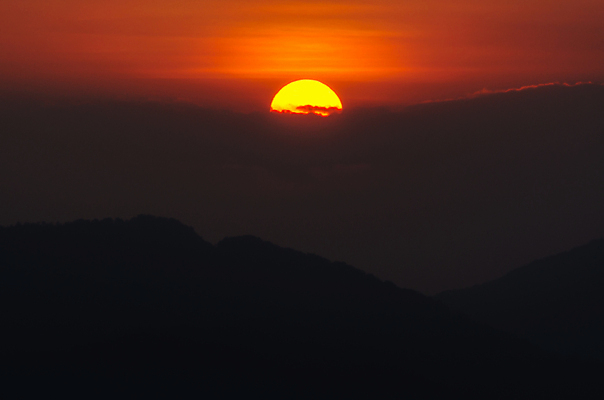 포토 JPG 해외이미지 구름 백그라운드 오렌지 자연 하늘 추상 산 풍경 사람없음 빨간색 빛 햇빛 태양 노란색 일출 황혼 일몰 새벽 황금 저녁 해외202004 해외포토 자연요소 컬러 무늬 과일 노을 야간 생태계 파일형식 이미지허브
