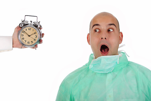 포토 JPG 해외이미지 직업 얼굴 시계 과학 백그라운드 유니폼 노동자 스트레스 건강 병원 가면 한명 사람 성인 치료 약 의사 코트 흰색 표현 시간 업무 도움 수술 손목시계 컨설턴트 공포 외과 재촉 고립 마감 헬프 혼란 해외202004 해외포토 1 옷 컬러 컨셉 장신구 의학 신체부위 외투 의료진 작업 전문직 상담 파일형식 이미지허브