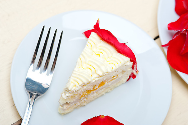 포토 JPG 해외이미지 접시 꽃잎 조각 포크 단면 사람없음 장미 케이크 달콤 생크림 망고 나무배경 해외포토 식기 꽃 백그라운드 디저트 맛 크림 열대과일 파일형식 이미지허브