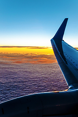 포토 JPG 해외이미지 구름 응시 여행 백그라운드 날개 창문 교통시설 자연 하늘 휴가 비행기 안테나 풍경 사람없음 내부 파란색 햇빛 태양 우주 일출 일몰 흰색 분위기 땅 고도 항공 제트기 스카이라인 대패 수평선 해외202004 해외포토 자연요소 시선 컬러 교통 컨셉 통신 항공교통 대중교통 노을 시설 생태계 파일형식 이미지허브