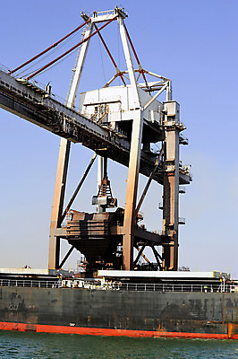 포토 JPG 해외이미지 산업 바다 비즈니스 교통시설 사람없음 물 파란색 글로벌 항구 황혼 프랑스 화물 보트 컨테이너 상인 지중해 조선소 기중기 수납 포트 타운 무거움 마르세유 수입 유조선 터미널 해외202004 해외포토 자연요소 유럽 컬러 교통 배_교통 일몰 운송업 도시 중장비 무게 시설 파일형식 이미지허브