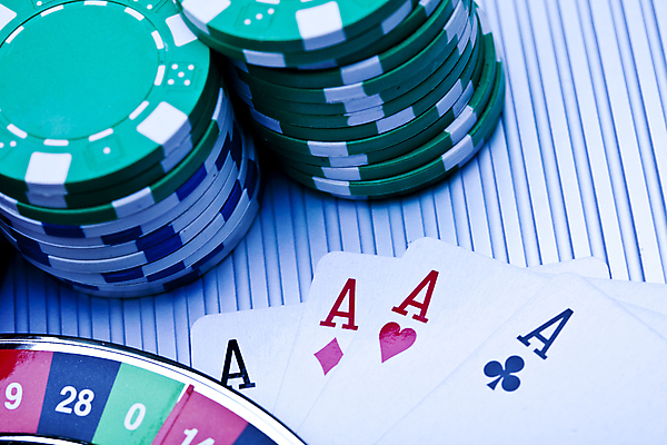 포토 JPG 해외이미지 실내 사람없음 쌓기 트럼프 포커칩 도박 카지노 흰배경 룰렛 겜블 해외202004 해외포토 백그라운드 모션 내부 놀이용품 게임 흰색 포커 파일형식 이미지허브