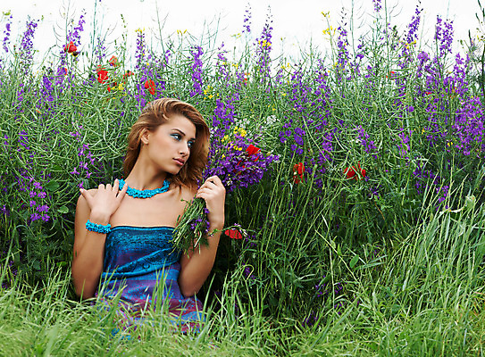 포토 JPG 해외이미지 모델 꽃 밭 한명 미소 초록색 컬러풀 유행 봄 벚꽃 해외202004 해외포토 식물 1 계절 컬러 농업 표정 사람 파일형식 이미지허브