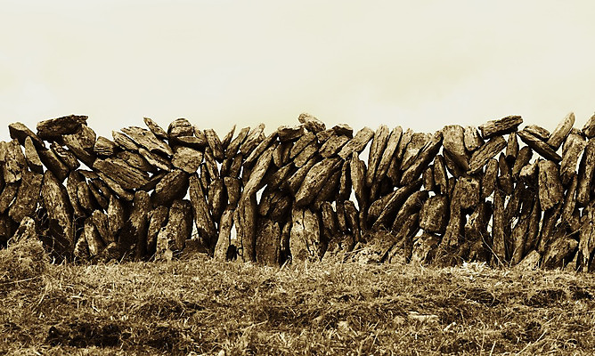 포토 JPG 해외이미지 전통 실루엣 문화 벽 밭 농업 하늘 이끼 풍경 사람없음 바위 경계선 시골 바리케이드 묘사 진흙 아일랜드 밭일 세피아 해외202004 해외포토 유럽 산업 선 촬영기법 돌_바위 경계 파일형식 이미지허브
