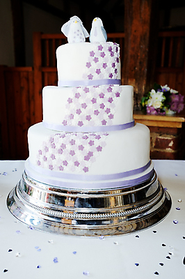 포토 JPG 해외이미지 전통 리본 음식 결혼 꽃무늬 탁자 결혼식 디저트 사랑 이벤트 사람없음 장식 파티 케이크 흰색 축하 고급 달콤 설탕 배열 묘사 라일락 설정 접수 해외202004 해외포토 꽃 감정 컬러 가구 컨셉 무늬 맛 파일형식 이미지허브