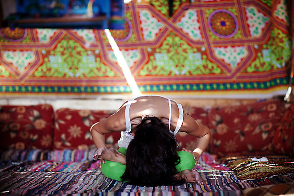 포토 JPG 해외이미지 백인 1 라이프스타일 웰빙 여자 행복 스포츠 신체 요가 휴식 실내 건강 한명 사람 앉기 성인 내부 운동 활발 흰색 날씬함 집중 연습 명상 위치 체조 돌봄 해외202004 해외포토 서양인 감정 컬러 컨셉 모션 생활 몸매 파일형식 이미지허브