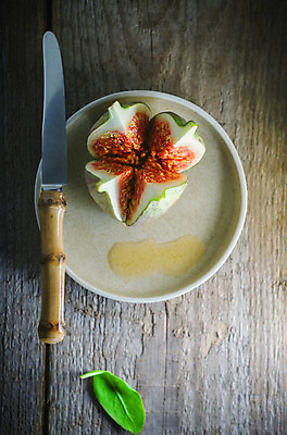 포토 JPG 해외이미지 스튜디오촬영 접시 음식 과일 부분 사람없음 목재 세로 컬러풀 신선 횡단보도 칼 열대과일 유기농 꿀 무화과 숙성 해외202004 해외포토 나무 식기 웰빙 컬러 재료 실내 보행로 파일형식 이미지허브