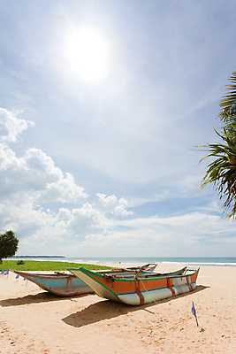 포토 JPG 해외이미지 전통 아시아 모래 바다 여행 오렌지 자연 하늘 휴가 풍경 사람없음 물 여름 파란색 빛 햇빛 노란색 맑음 시골 보트 나룻배 엽서 천국 스리랑카 터키석 수평선 해외202004 해외포토 자연요소 계절 나라 컬러 배_교통 과일 날씨 태양 보석 편지 생태계 파일형식 이미지허브