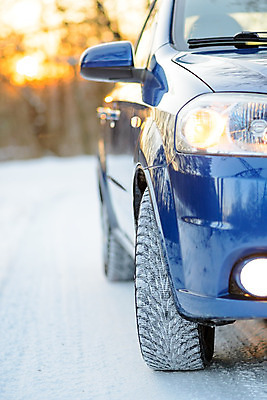 포토 JPG 해외이미지 계절 도로 여행 백그라운드 겨울 교통시설 자동차 표면 날씨 안전 사람없음 야외 파란색 빛 태양 노란색 얼음 일몰 공연 운전 젖음 추위 안개 흰색 램프 바퀴 변화 황금 위험 속도 서리 타이어 온도 고무 통과 보호자 방사형 선로 자동 눈내림 해외202004 해외포토 자연요소 길 육상교통 컬러 교통 컨셉 모션 조명 눈_날씨 이벤트 노을 시설 파일형식 이미지허브