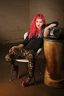 포토 JPG 해외이미지 백인 1 여자 유럽 여유 음악 의자 실내 통 한명 웃음 사람 앉기 20대 성인 10대 유행 듣기 흰색 도시 휴대용 시원함 가죽 싱글 라디오 복고 80대 사춘기 펑크 혼자 해외202004 해외포토 서양인 노년 감정 나라 컬러 가구 모션 청소년 문화예술 표정 청년 내부 전자제품 오브젝트 파일형식 이미지허브