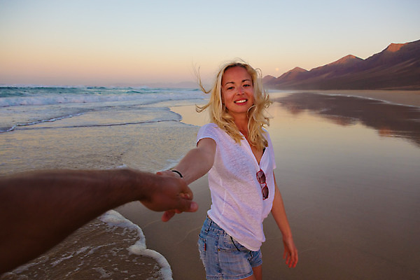 포토 JPG 해외이미지 라이프스타일 커플 여자 행복 여유 모래 바다 여행 2 데이트 장난 관계 모션 휴가 함께함 건강 사랑 한명 미소 사람 야외 물 여름 청춘 태양 손잡기 일몰 초대 무료 해외202004 해외포토 자연요소 1 계절 감정 컨셉 표정 생활 노을 파일형식 이미지허브