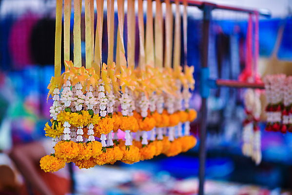 포토 JPG 해외이미지 전통 꽃 아시아 종교 문화 여행 백그라운드 꽃무늬 오렌지 태국 자연 동양인 사람없음 장식 컬러풀 노란색 화환 신선 사찰 시장 방콕 해외202004 해외포토 식물 나라 컬러 무늬 과일 종교건축 인종 생태계 파일형식 이미지허브