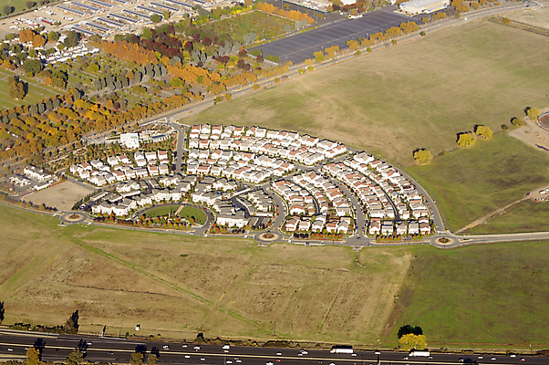 포토 JPG 해외이미지 학교 지붕 설계 새로움 거리 주택 안테나 사람없음 교차로 이웃 개발 계약자 해외202004 해외포토 교육 길 컨셉 통신 건물 계약 파일형식 이미지허브