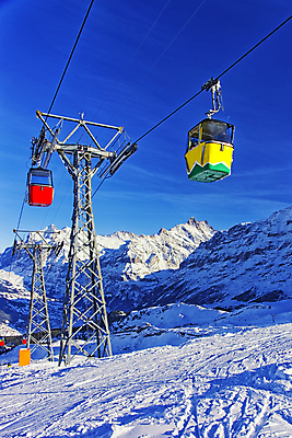 포토 JPG 해외이미지 스포츠 겨울 하늘 휴가 스키 산 경사 사람없음 빨간색 파란색 노란색 흰색 스위스 휴양지 알프스 산악지대 절정 해외202004 해외포토 계절 유럽 컬러 겨울스포츠 장소 파일형식 이미지허브