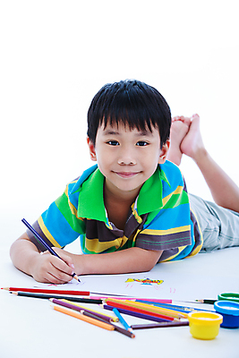 포토 JPG 해외이미지 디자인 교육 행복 어린이 포즈 컨셉 모션 상상 아이디어 창조 미술 한명 사람 동양인 소년 세로 빛 컬러풀 페인트 기쁨 그리기 흰배경 개발 파스텔톤 해외202004 해외포토 1 남자 감정 컬러 백그라운드 문화예술 인종 흰색 파일형식 이미지허브