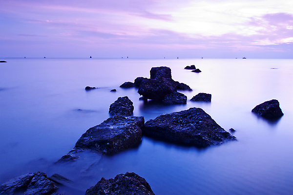 포토 JPG 해외이미지 구름 파도 바다 여행 백그라운드 자연 하늘 바람 날씨 휴가 풍경 해변 사람없음 야외 물 파란색 빛 황혼 일몰 거품 바위 흰색 만 거친 서핑 장면 폭풍 내추럴 수평선 해외202004 해외포토 자연요소 컬러 노을 돌_바위 수상스포츠 생태계 파일형식 이미지허브